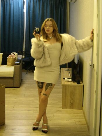 Livvy Luv / oliviaola_x nude photo #3