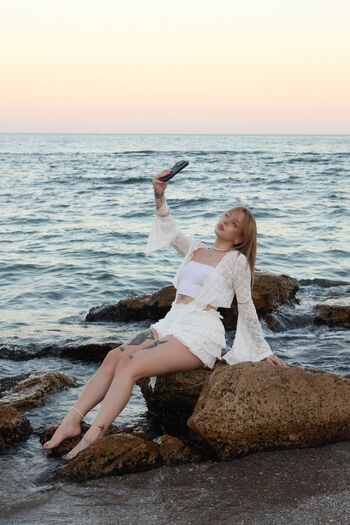 Livvy Luv / oliviaola_x nude photo #23