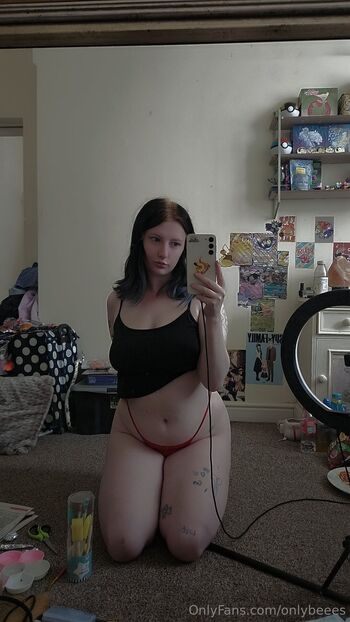 Bee (shethe / onlybeees nude photo #1