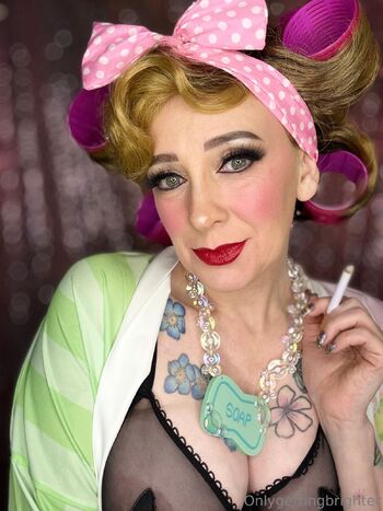 Only Getting Brighte / onlygettingbrighter nude photo #2