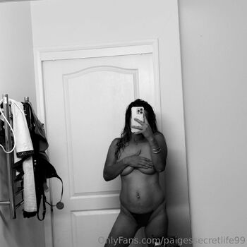 Busty babe99 / paigessecretlife99 nude photo #1