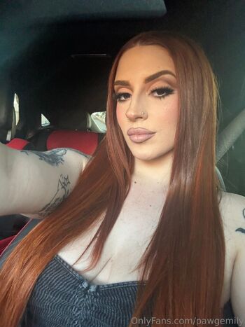 Emil / pawgemily nude photo #3