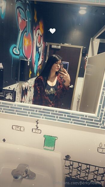 And / perkyflowerr nude photo #9