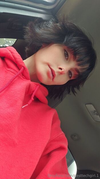 Tar / pesttechgirl.1 / dubwrecked23 nude photo #1