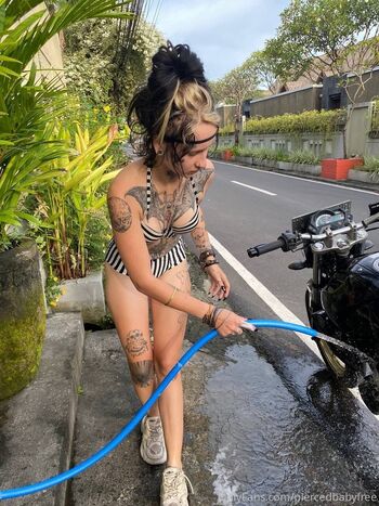 ADELLA / piercedbaby_free nude photo #7