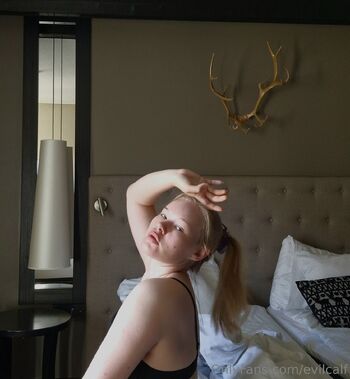 Shiili / pikkusiili nude photo #7