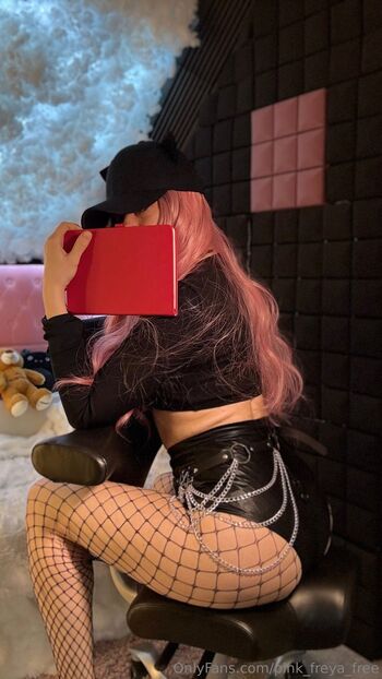 Frey / pink_freya_free nude photo #4