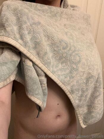 Pretty_Flower_Petal / pretty_flower_petals nude photo #3