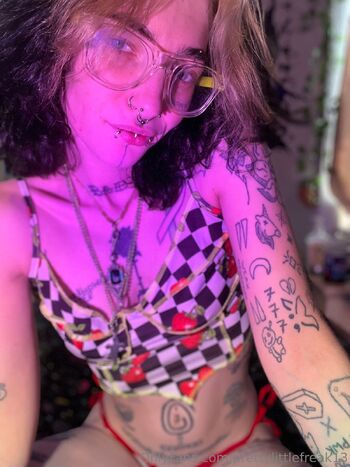 PrettyLittl / prettylittlefreak13 nude photo #25