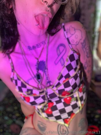 PrettyLittl / prettylittlefreak13 nude photo #37