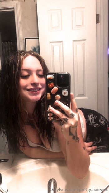 Pixie / prettypixiexxx nude photo #1