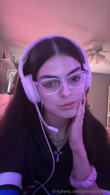 Elysi / princesslys99 / lilbabyangel999 nude photo #17