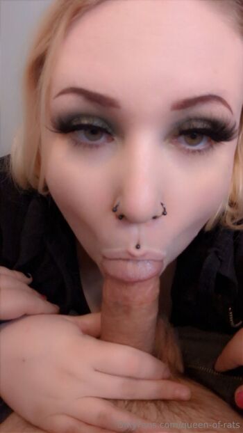 Rat quee / queen-of-rats nude photo #16