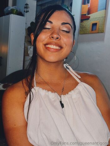 Queenie / queenantigona nude photo #6