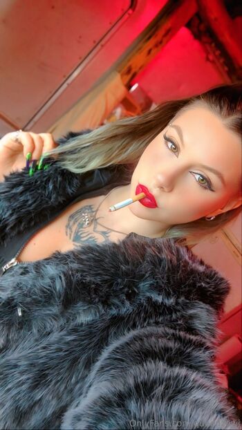 Smoking fetish queen / queenzowi nude photo #21
