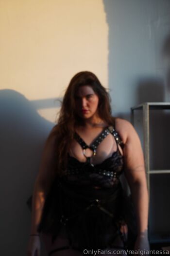 Giga Goddess Al / realgiantessa nude photo #1