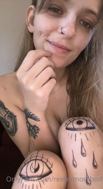 Ale / reefermombod nude photo #2