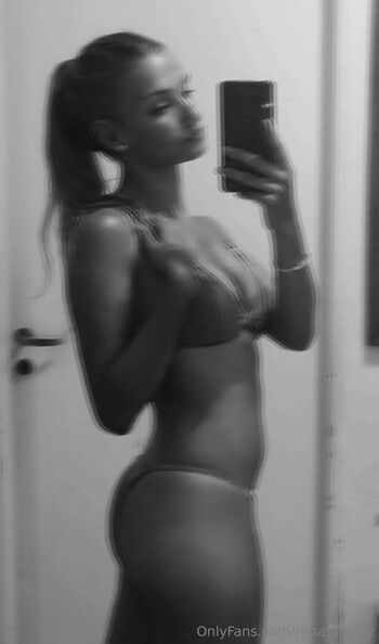 Renata / renatadiazz nude photo #3