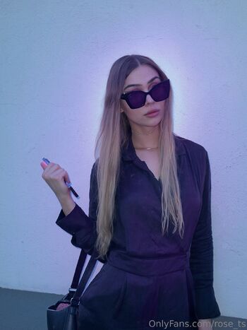 OnlyFans / rose_ts nude photo #2