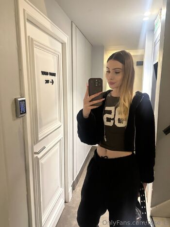 OnlyFans / rose_ts nude photo #9