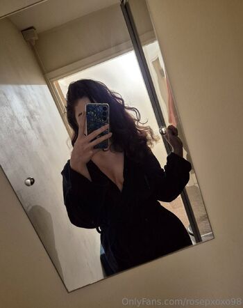 OnlyFans / rosepxoxo98 nude photo #3