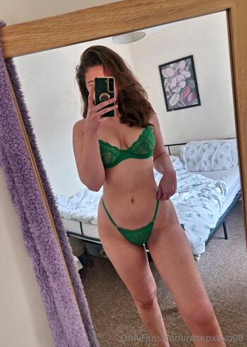 OnlyFans / rosepxoxo98 nude photo #24