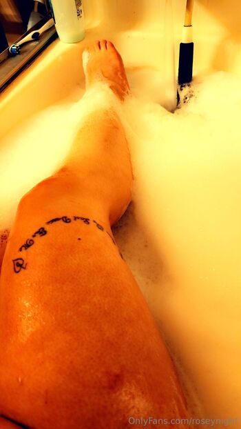 OnlyFans / roseynight nude photo #2