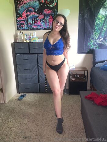 Rosi / rosietosie03 nude photo #21