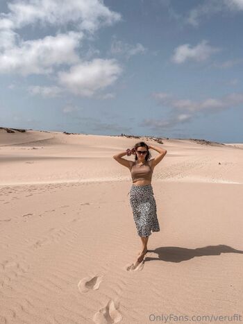 Sara Gle / saraglen nude photo #13