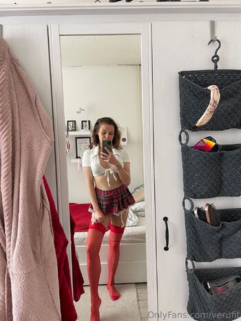 Sara Gle / saraglen nude photo #24