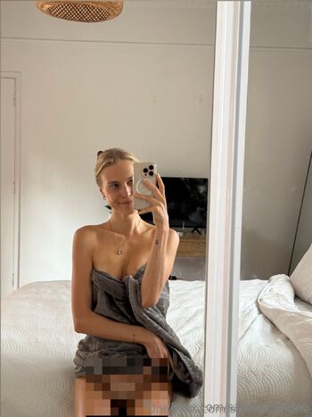 sara / sarahscarlette nude photo #11