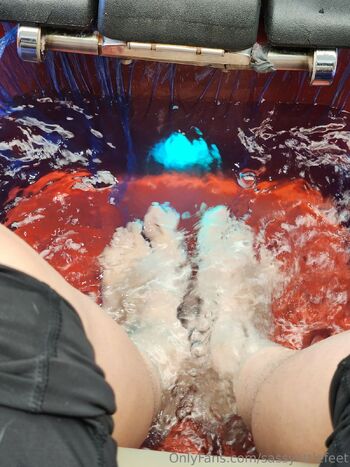 r o s e / sassylittlefeet nude photo #1