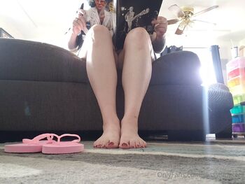 r o s e / sassylittlefeet nude photo #29