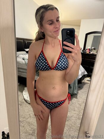 Lou / sassypants21 nude photo #2