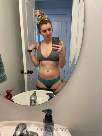 Lou / sassypants21 nude photo #29