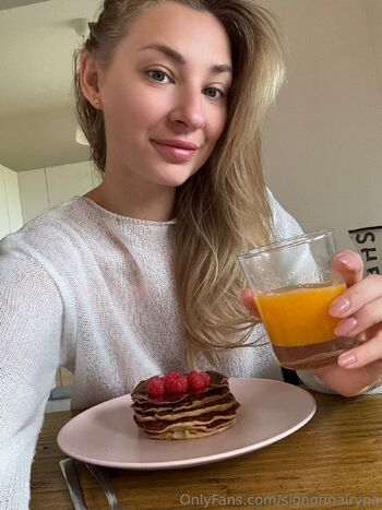 Iryn / signorinairyna nude photo #6