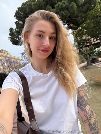 Iryn / signorinairyna nude photo #11