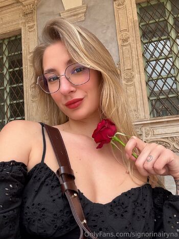 Iryn / signorinairyna nude photo #16