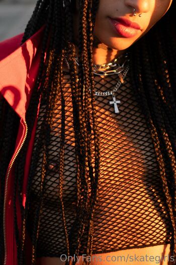 Nicolas Delvalle / skategirls nude photo #2