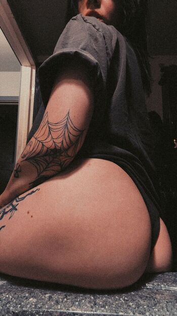 artemi / smokewitch13 nude photo #1