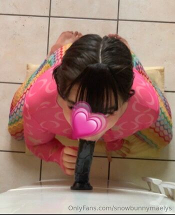 Maëly / snowbunnymaelys nude photo #2