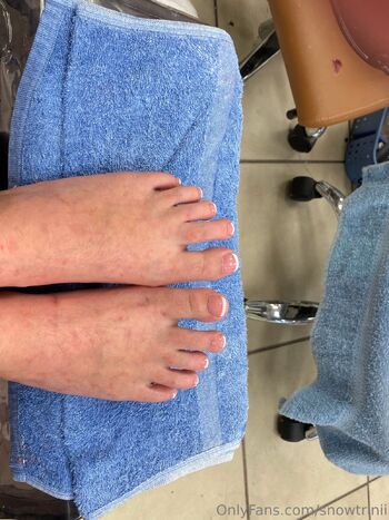 lyrichelianthu / snowtrinii nude photo #13