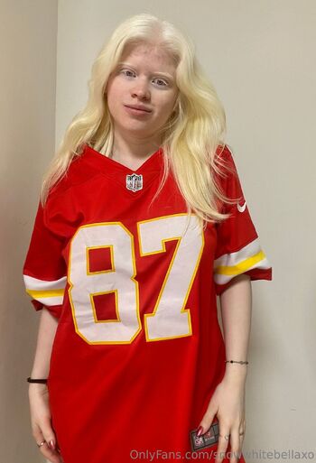 Bella / snowwhitebellaxo nude photo #2