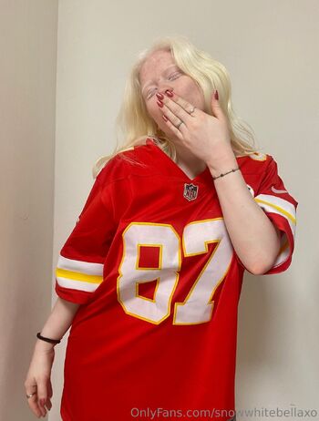Bella / snowwhitebellaxo nude photo #3