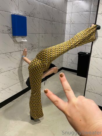 Bea B / snugglysweaterof nude photo #20