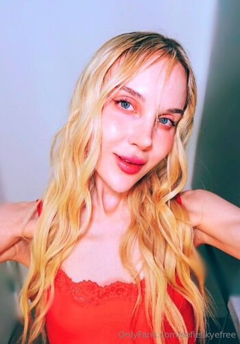 Little Princess Sofie / sofieskyefree nude photo #4