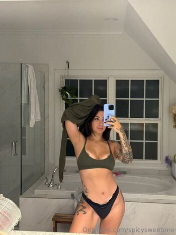 Mommy Roo (1 Mommy on OF / spicysweetone nude photo #1