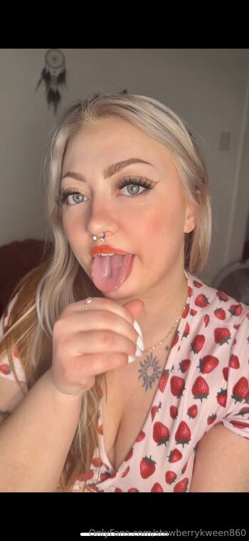 StrawberryKwee / stawberrykween860 nude photo #2