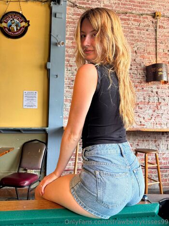 Strawberry Kisse / strawberrykisses99 nude photo #3