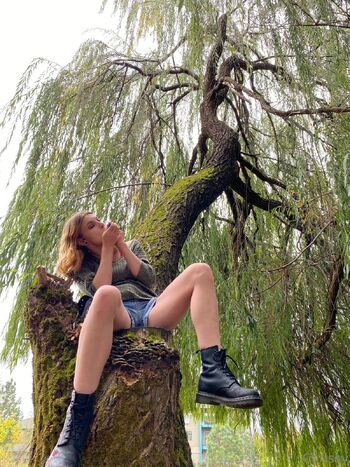 Chrissy / sunflowerseedling / sun.seedling / subflowerseed nude photo #11